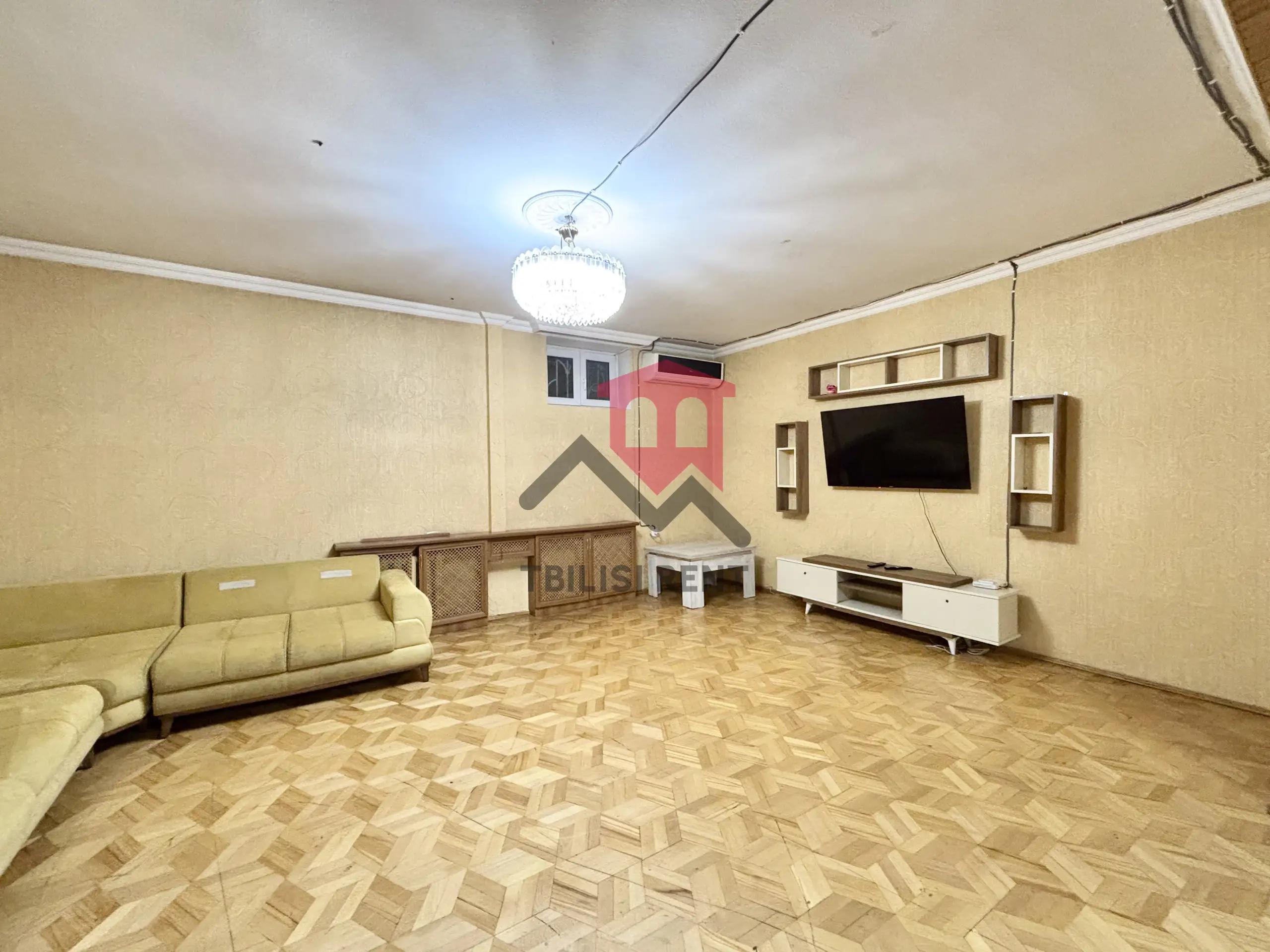 Просторный дом с шестью спальнями в Исани photo 1 of 8