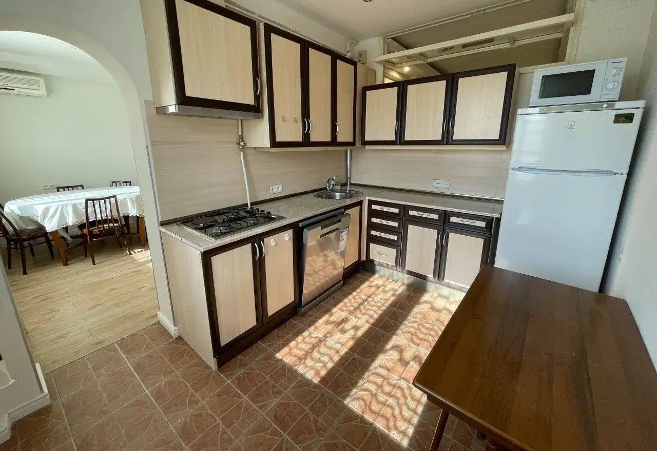 Furnished 2-Bedroom Apartment in Kentron photo 2 of 4