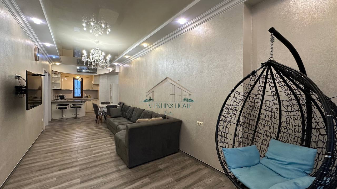 5-Room Seaside Apartment in Batumi photo 2 of 6