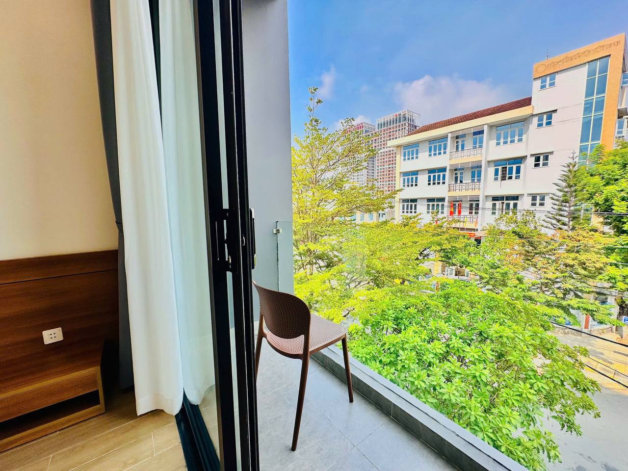 Studio Apartment with Private Balcony Near Dragon Bridge photo 1 of 8