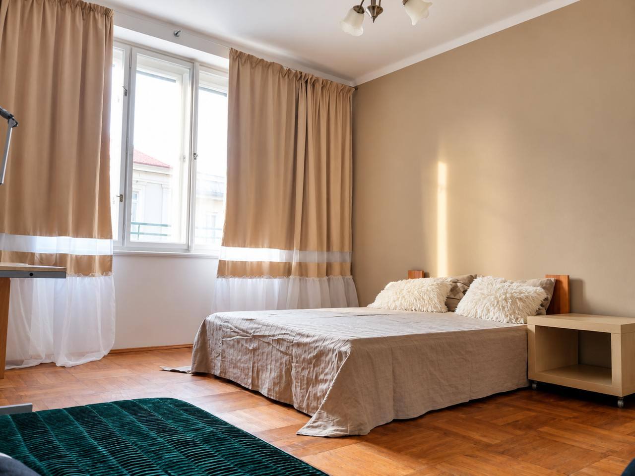 Furnished 1-Bedroom Apartment near Flora Metro photo 1 of 6