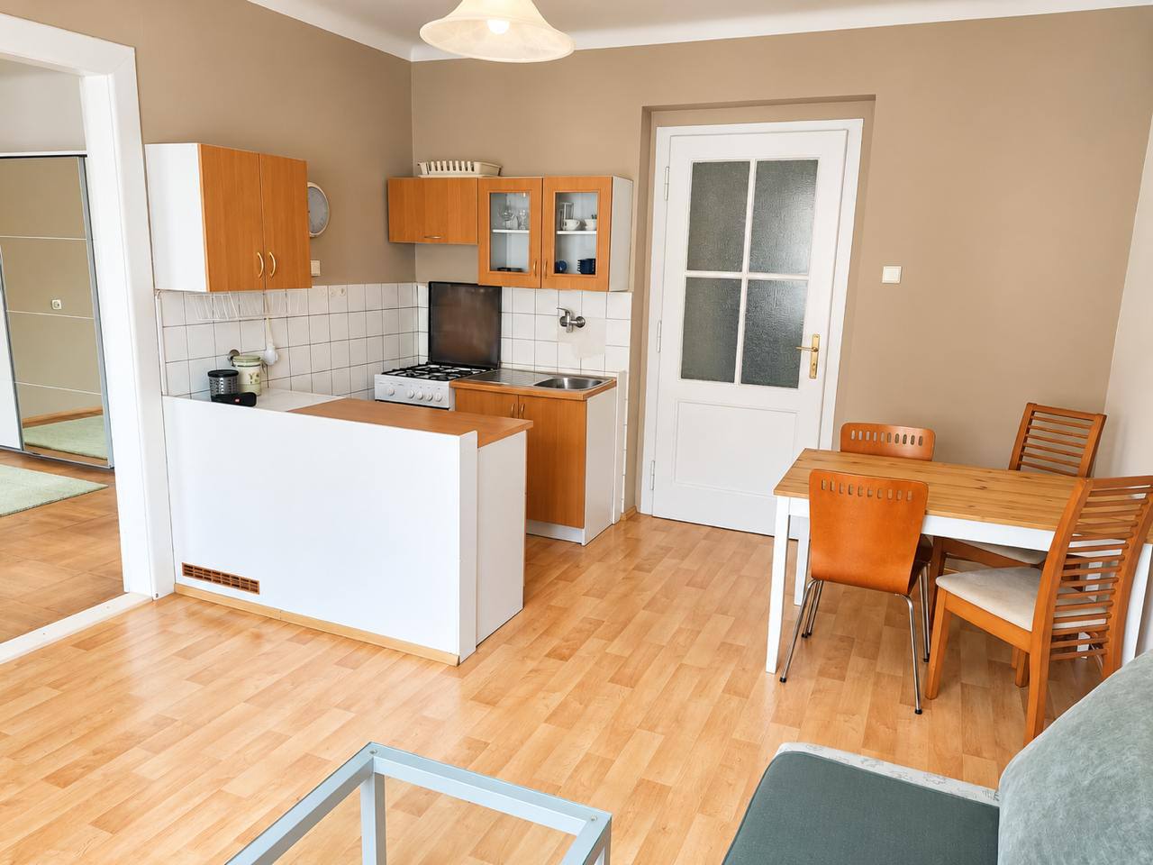 Furnished 1-Bedroom Apartment near Flora Metro photo 2 of 6