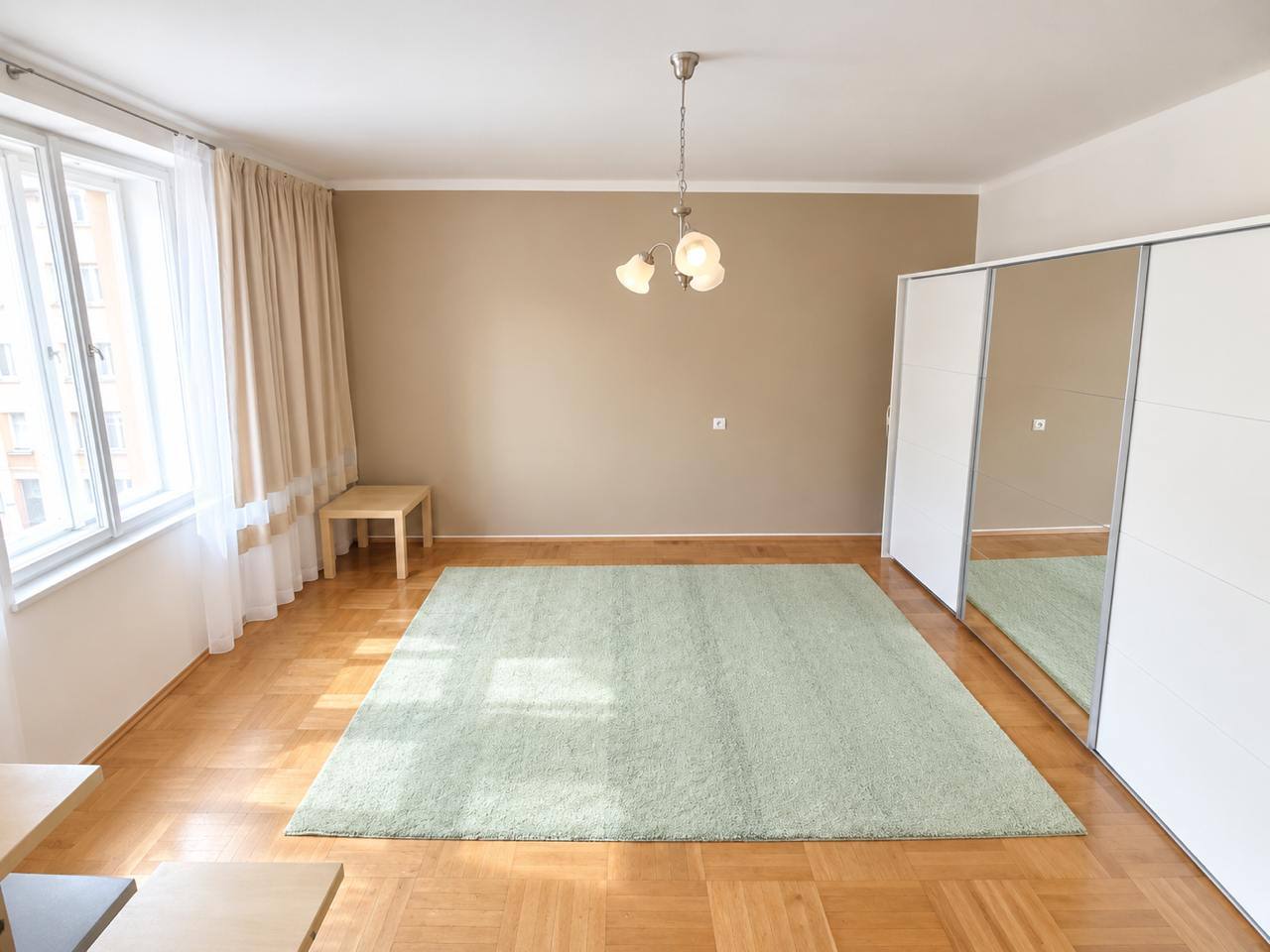 Furnished 1-Bedroom Apartment near Flora Metro photo 3 of 6