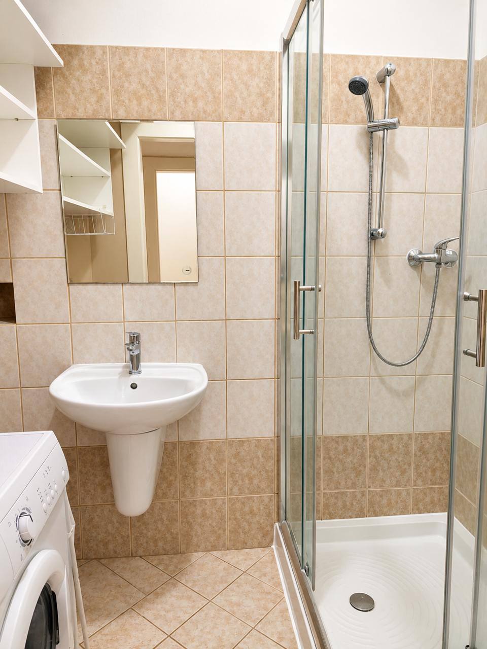 Furnished 1-Bedroom Apartment near Flora Metro photo 5 of 6