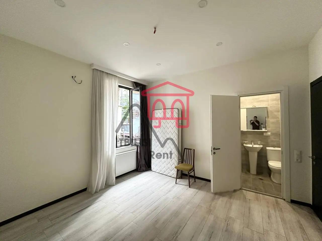 5-Bedroom Apartment in Mtatsminda photo 6 of 8