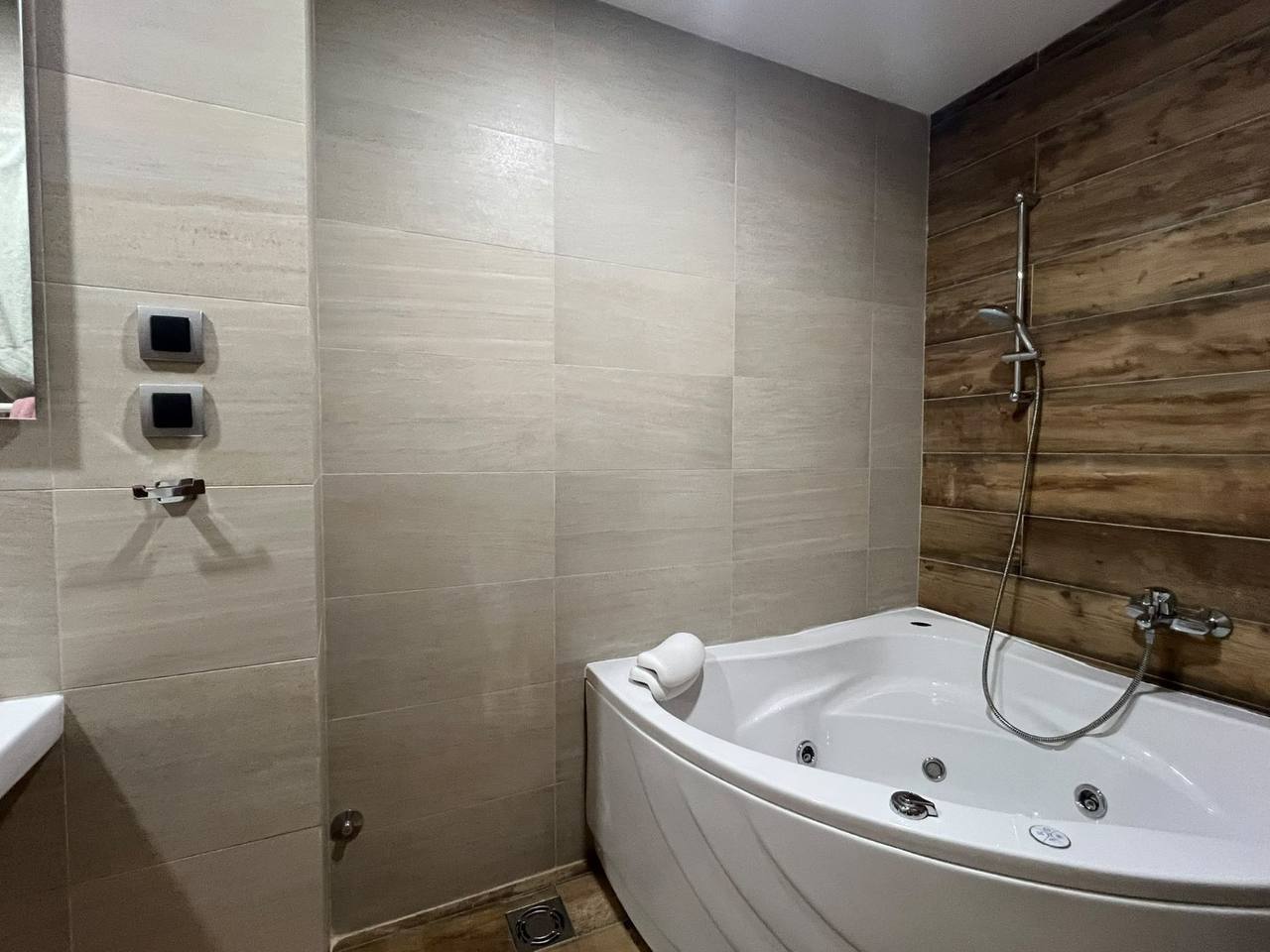 4-Bedroom Apartment on Kneza Višeslava photo 7 of 8