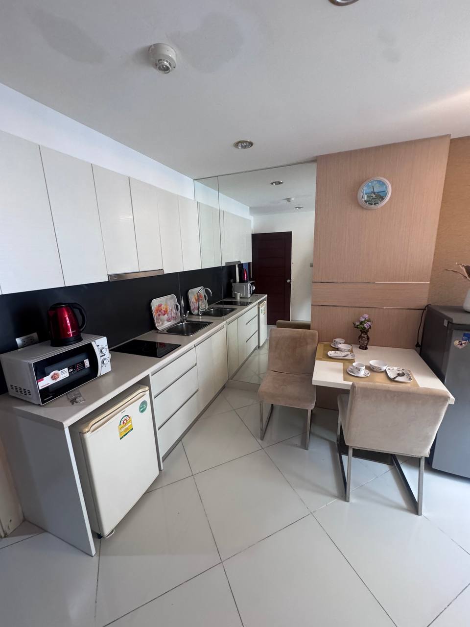 Furnished One-Bedroom Apartment Near the Sea photo 3 of 8