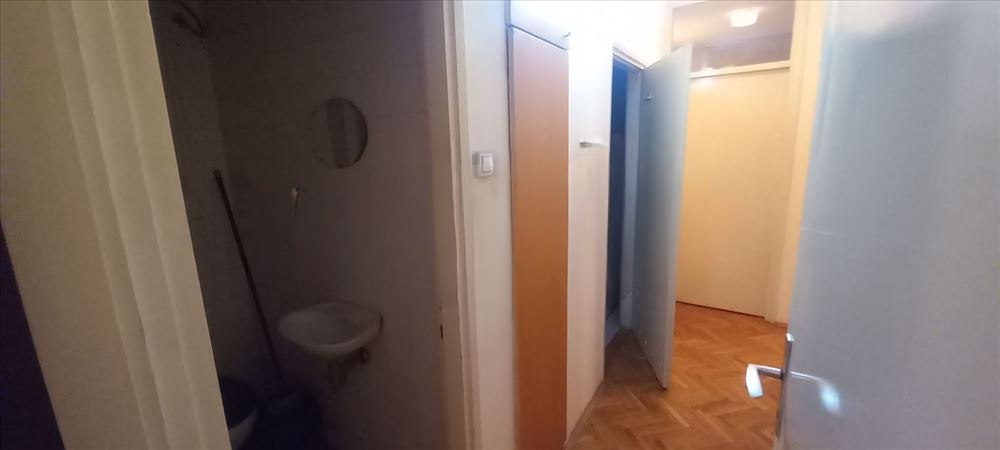 Меблированная квартира с 2,5 комнатами во Врачаре photo 1 of 8