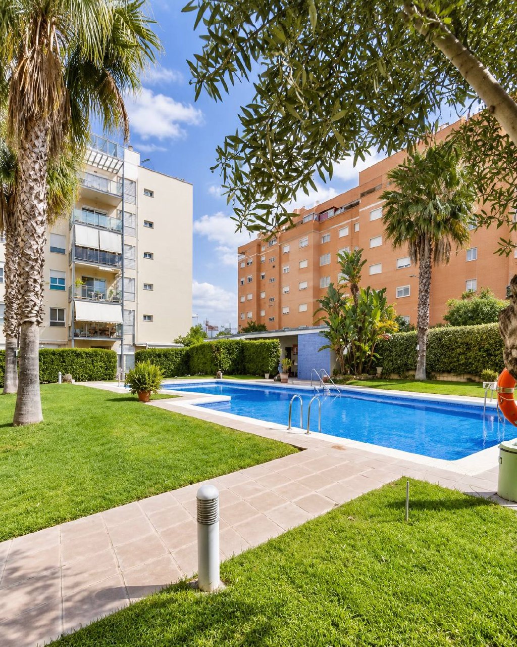 Spacious 4-Bedroom Apartment with Pool in Paterna
