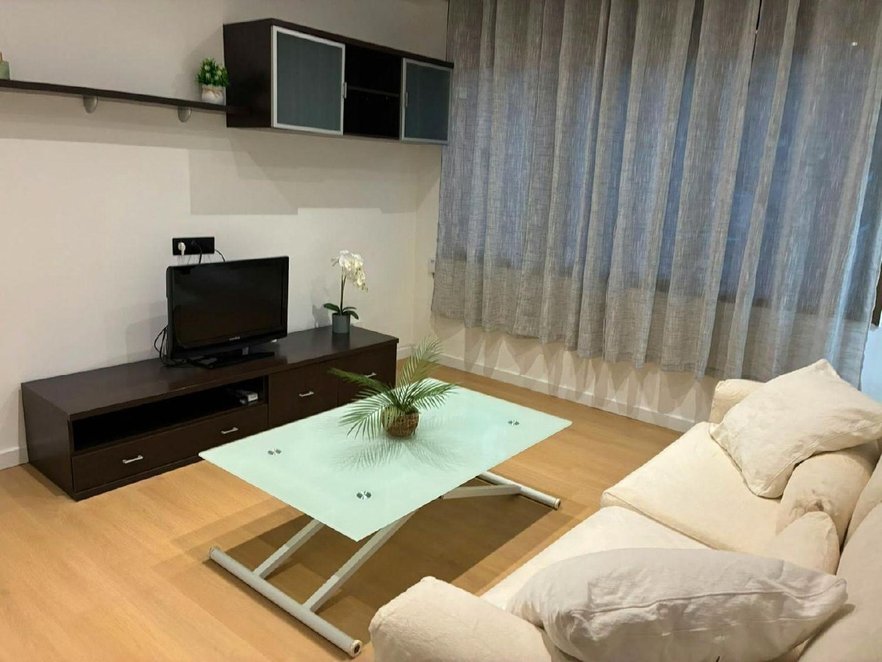 3-Bedroom Apartment for Rent in Exposició photo 1 of 8