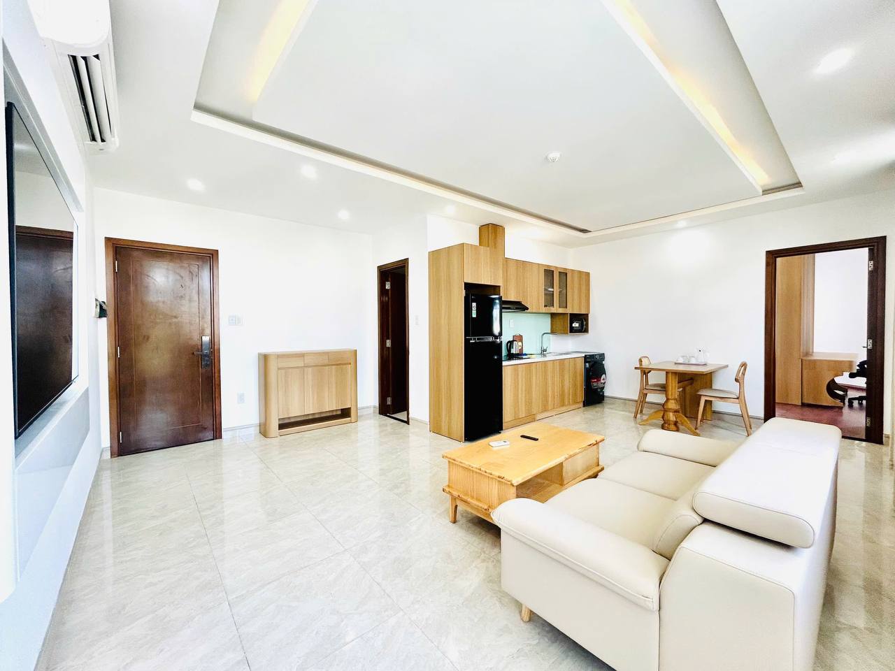 High-Floor 1-Bedroom Apartment in My An photo 2 of 8
