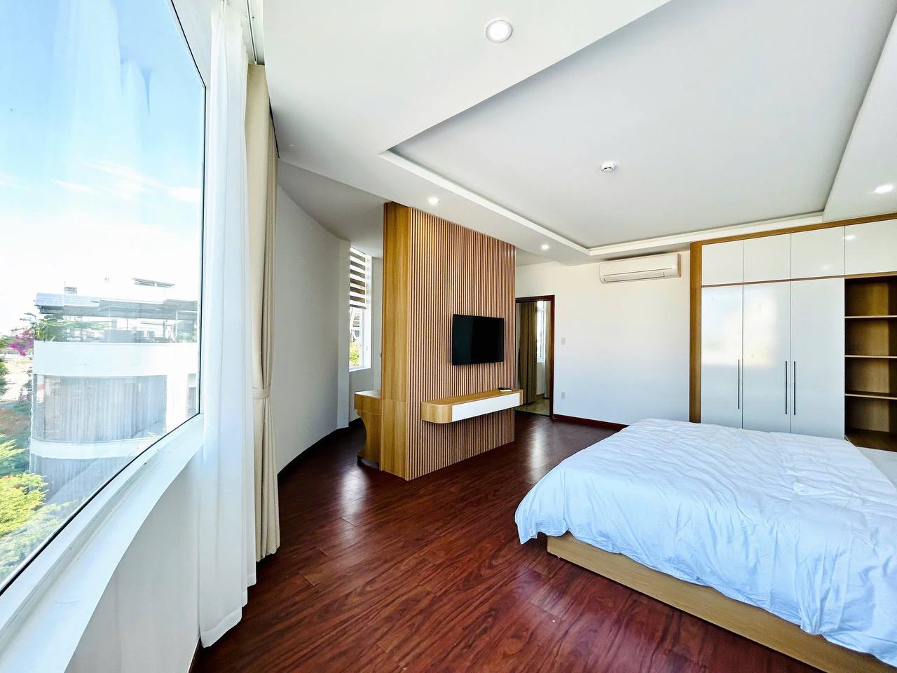 High-Floor 1-Bedroom Apartment in My An photo 3 of 8