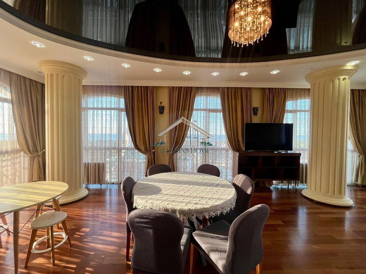 4-Bedroom Apartment Near the Sea in Old Batumi photo 1 of 6