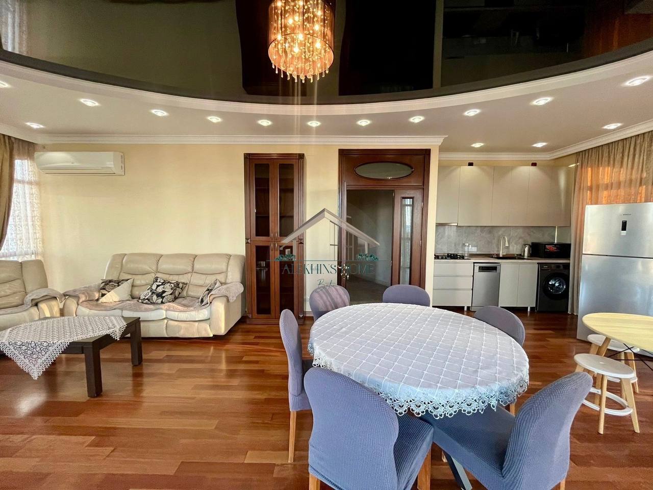 4-Bedroom Apartment Near the Sea in Old Batumi photo 2 of 6