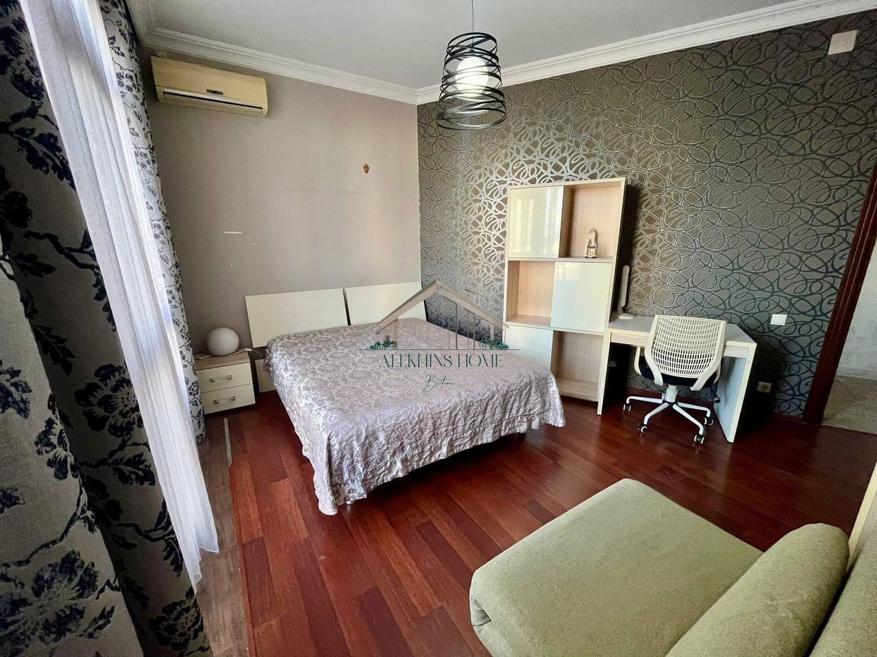 4-Bedroom Apartment Near the Sea in Old Batumi photo 4 of 6
