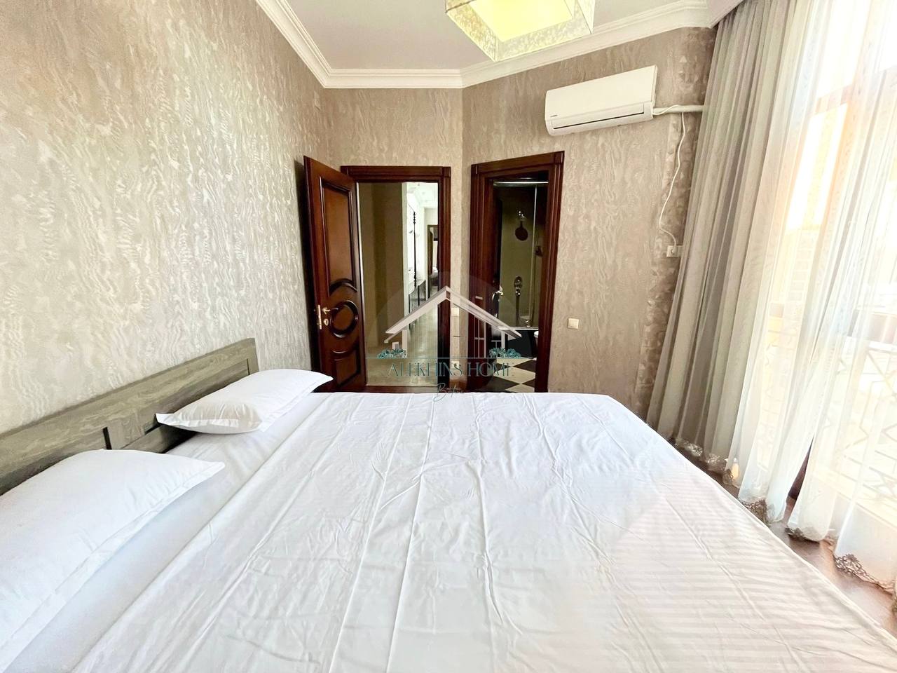 4-Bedroom Apartment Near the Sea in Old Batumi photo 6 of 6