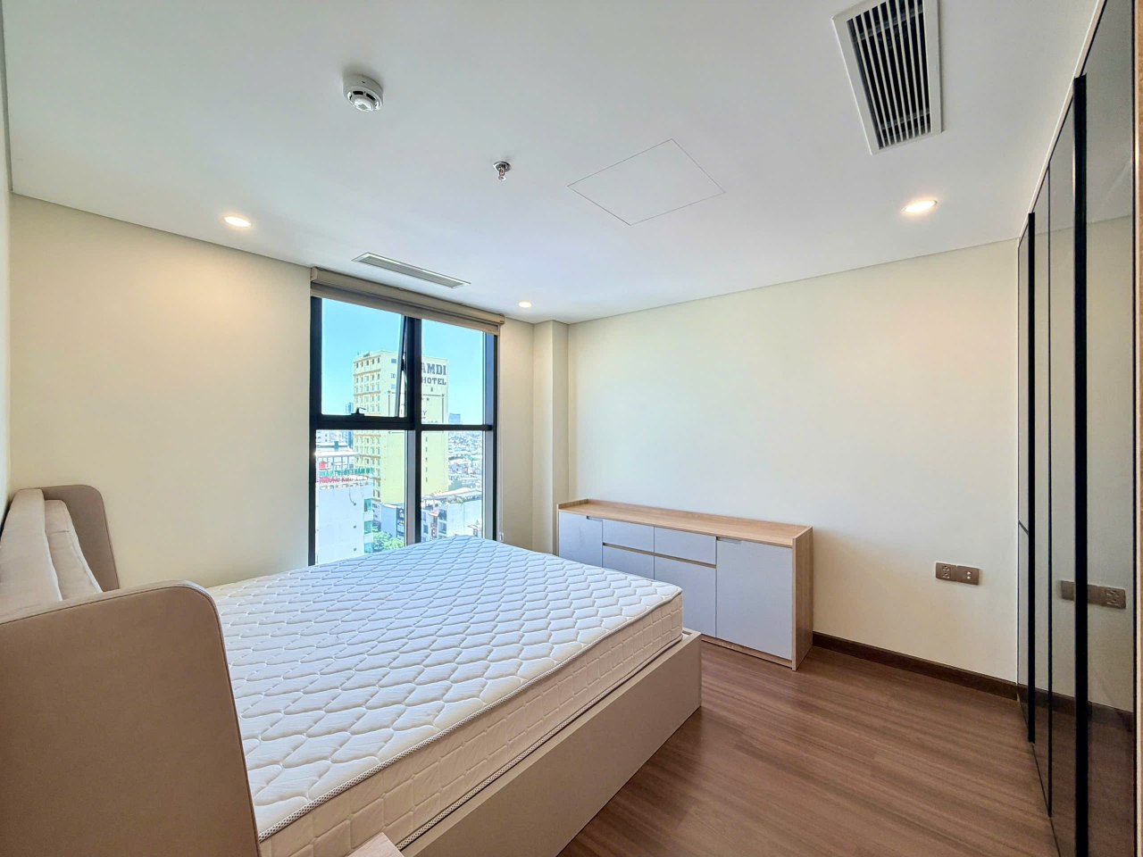 Luxury 2-Bedroom Apartment with City and River Views photo 4 of 8