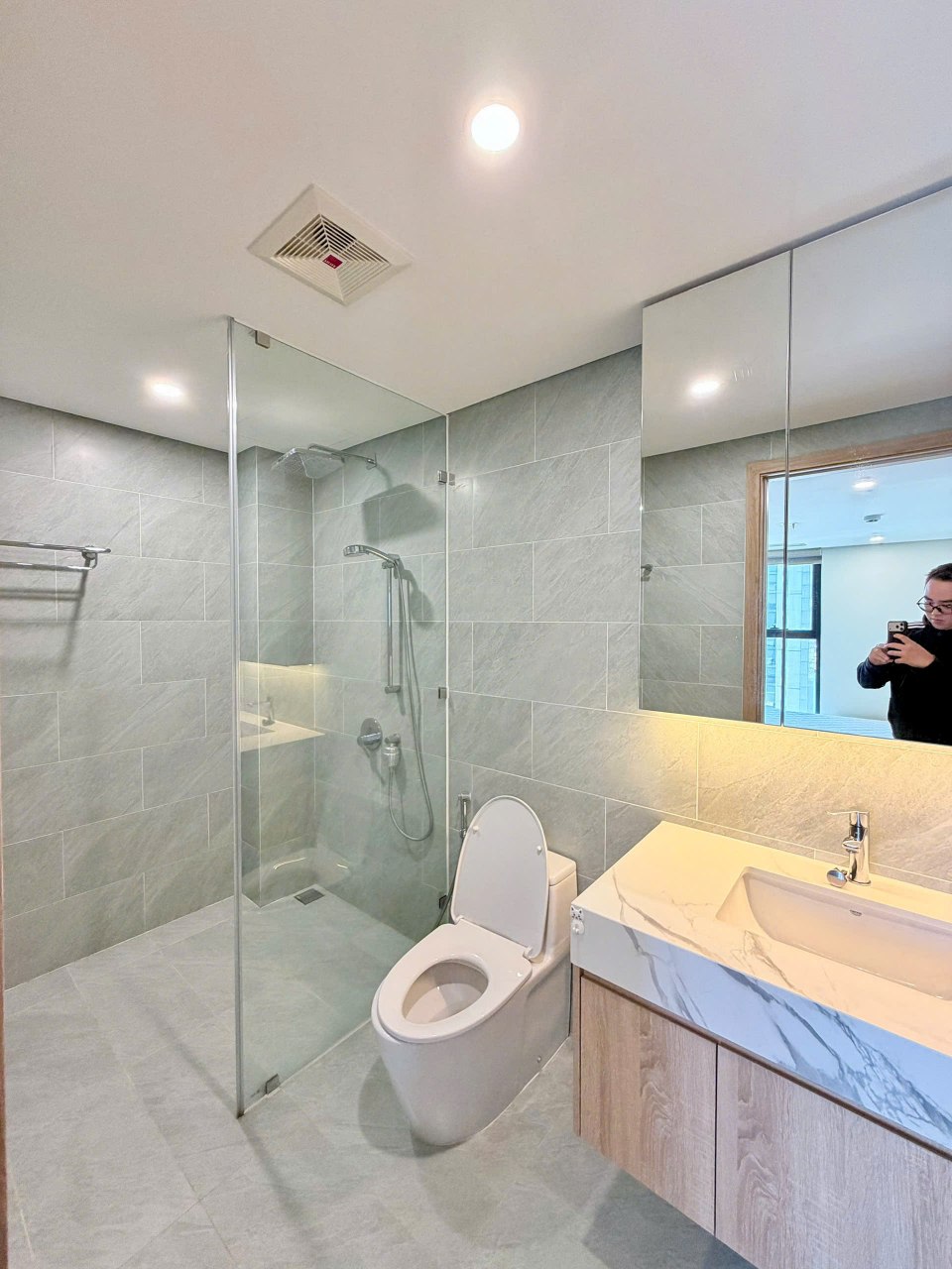 Luxury 2-Bedroom Apartment with City and River Views photo 6 of 8