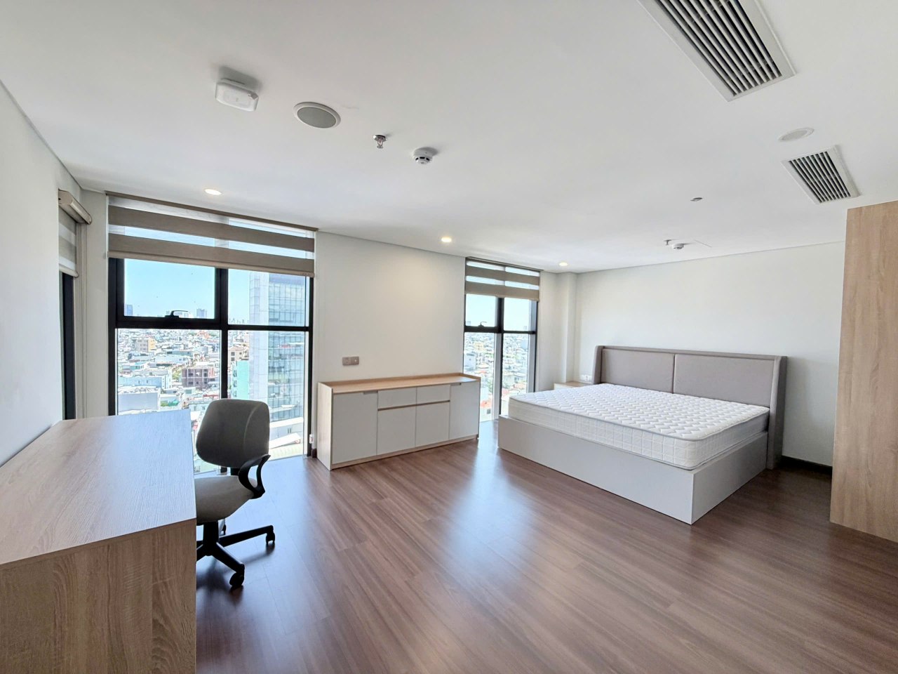 Luxury 2-Bedroom Apartment with City and River Views photo 7 of 8