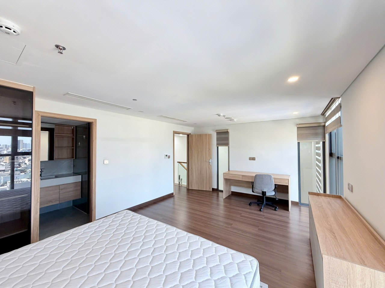 Luxury 2-Bedroom Apartment with City and River Views photo 8 of 8