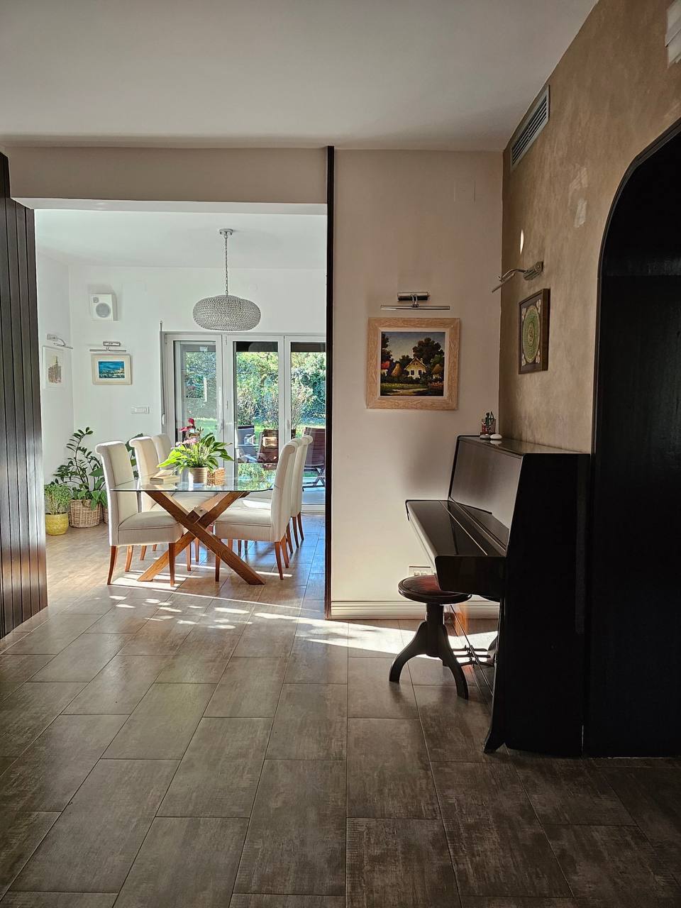 Spacious 4-Bedroom Apartment in Dedinje photo 1 of 8