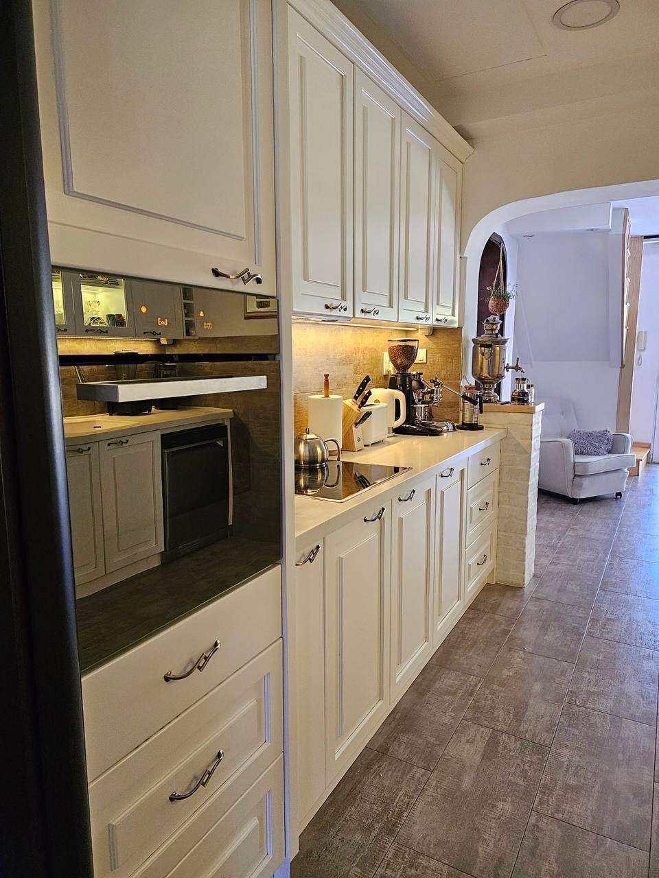 Spacious 4-Bedroom Apartment in Dedinje photo 2 of 8