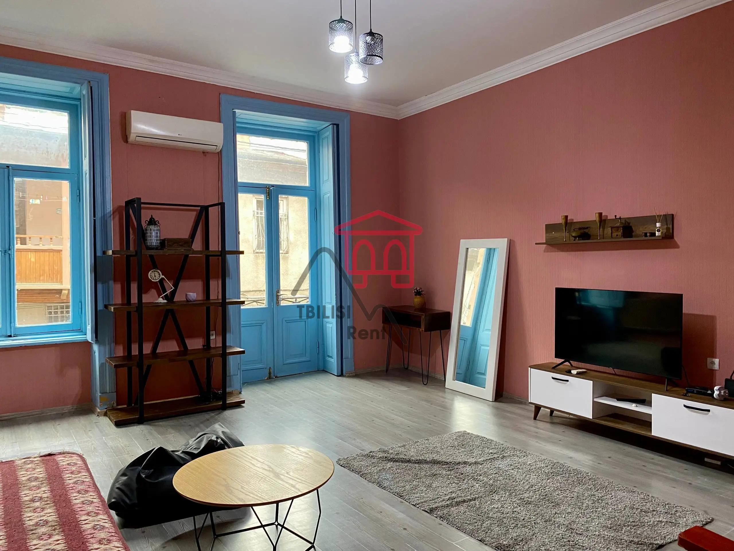 Spacious Central Apartment in Sololaki photo 2 of 8