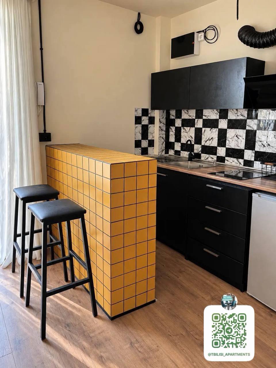 1-Bedroom Apartment in Mtatsminda photo 1 of 8
