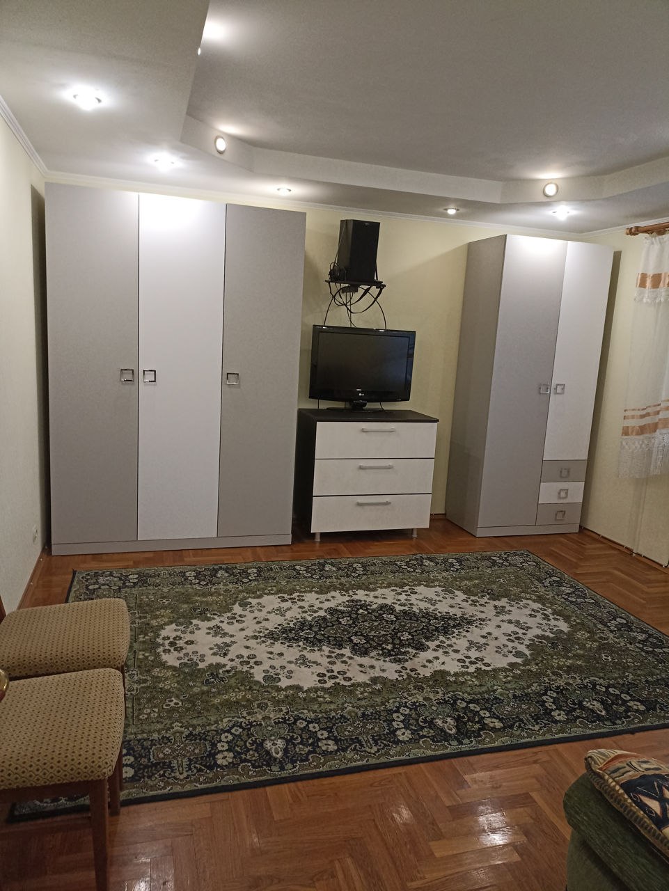 One-Bedroom Apartment in Central Chisinau photo 1 of 8