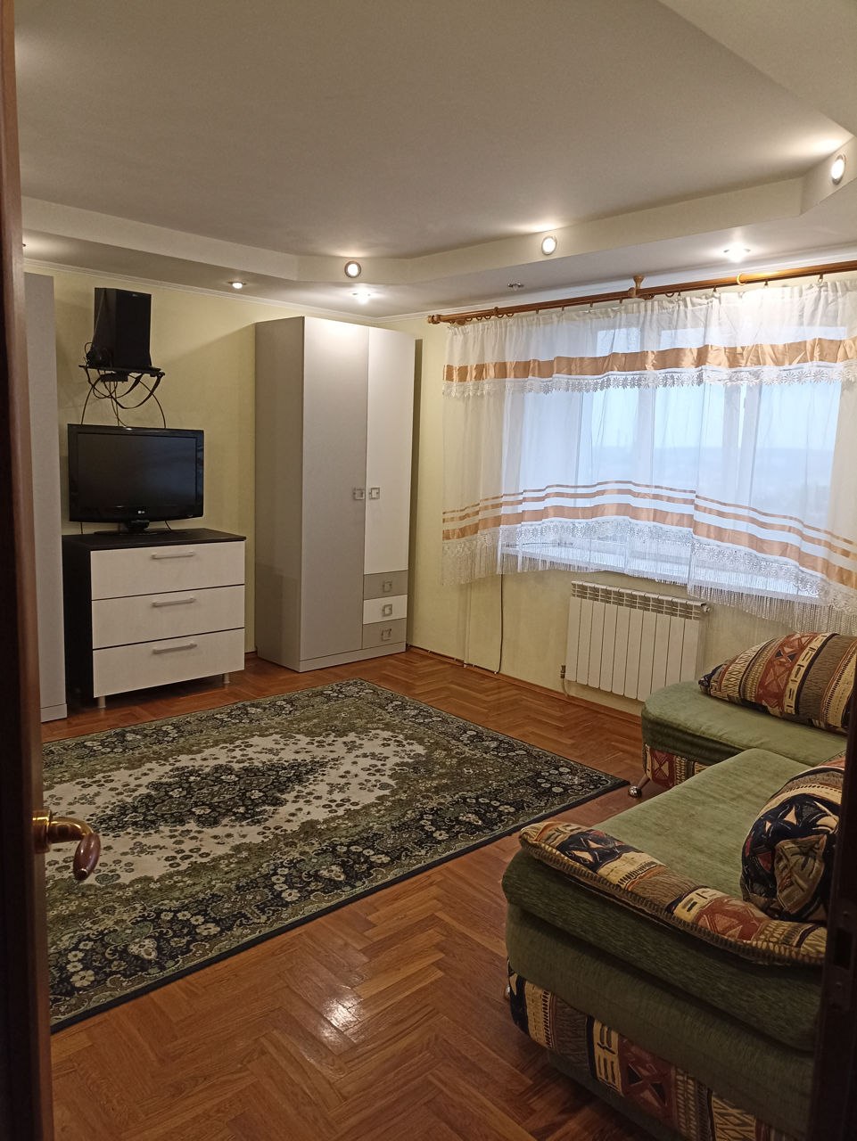 One-Bedroom Apartment in Central Chisinau photo 2 of 8