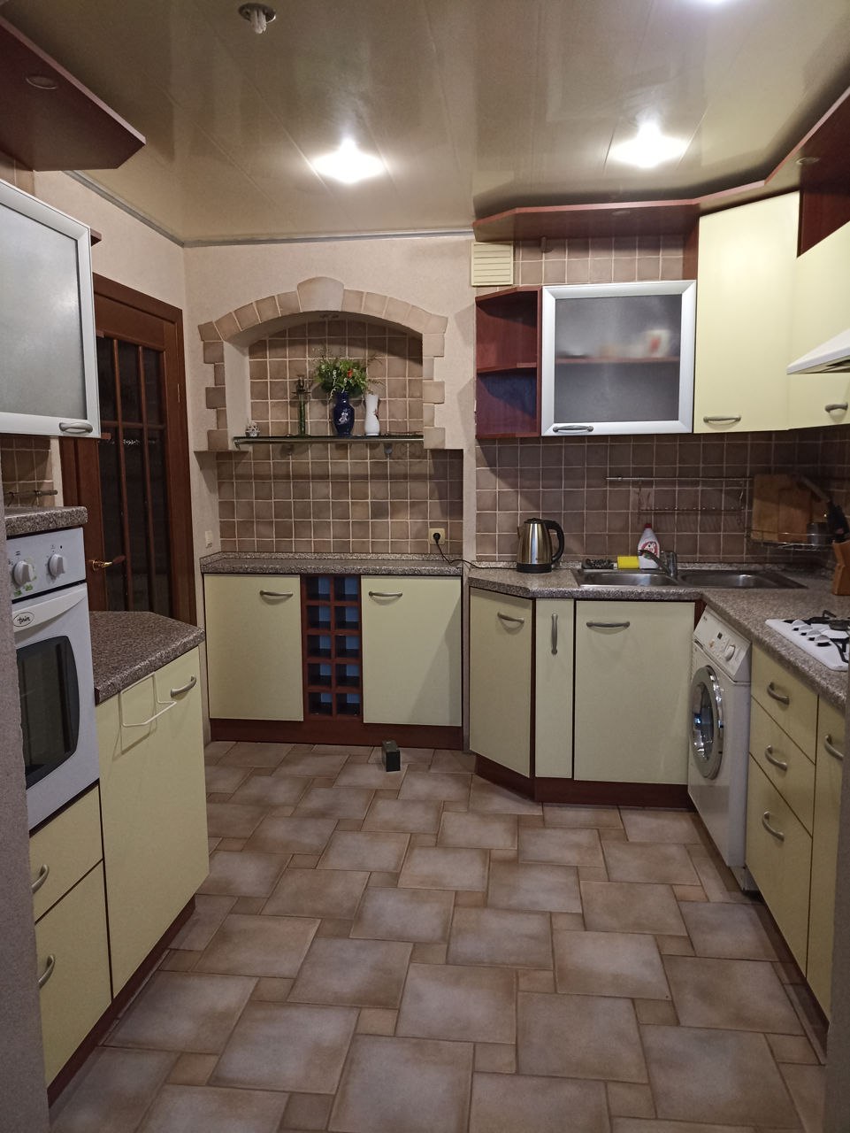 One-Bedroom Apartment in Central Chisinau photo 3 of 8