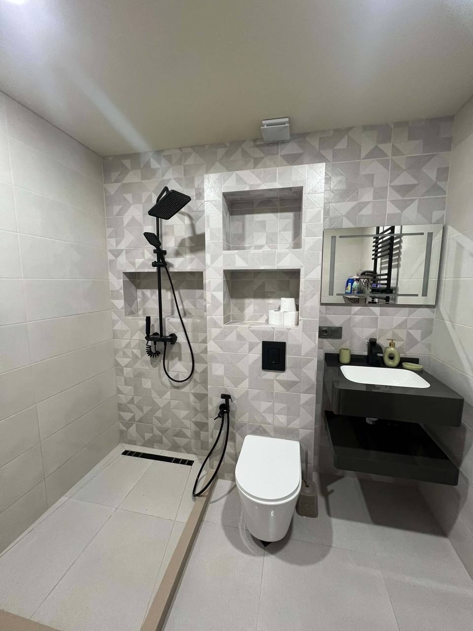 Two-Bedroom Apartment in Central Batumi photo 7 of 8