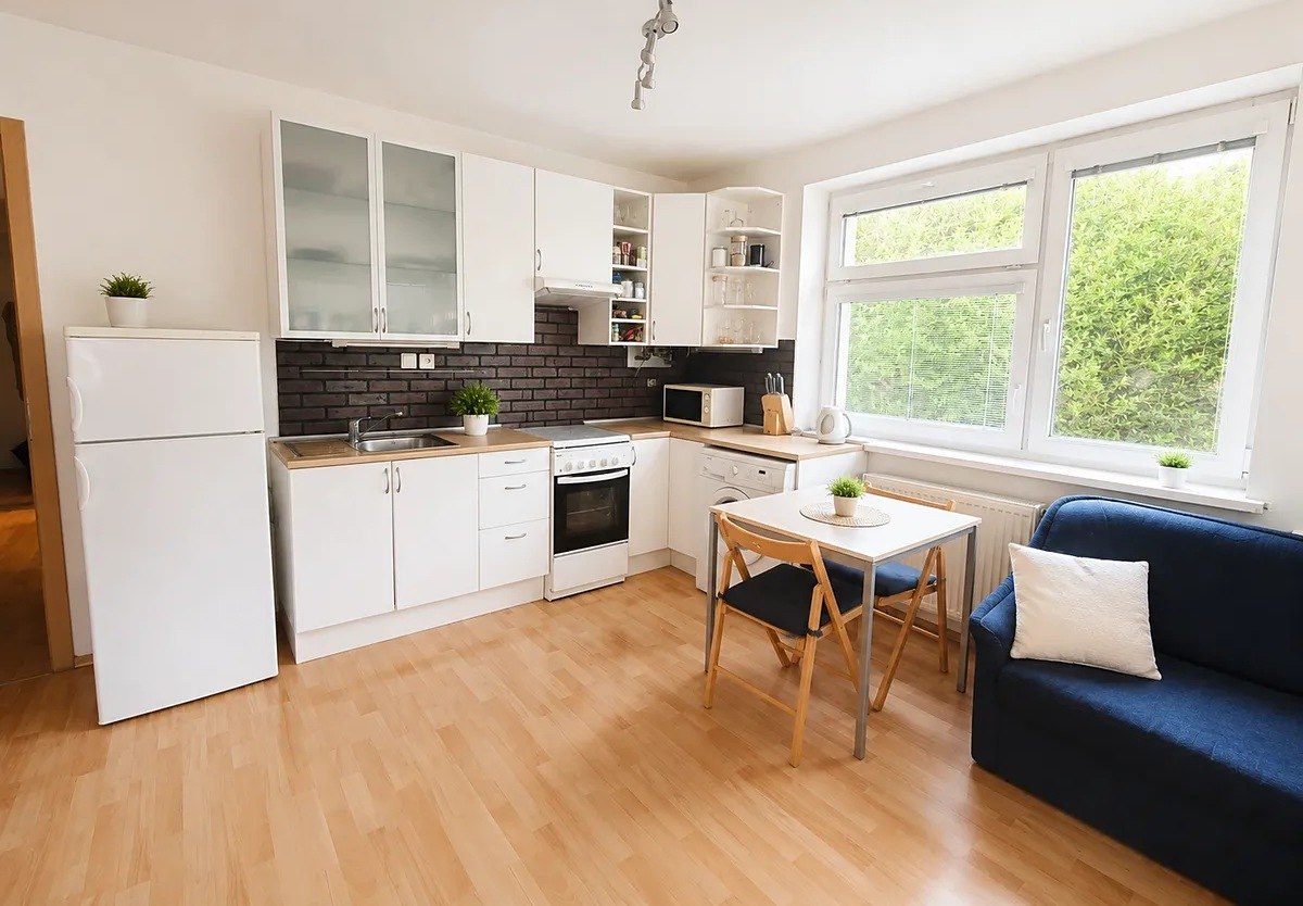 Furnished 1-Bedroom Apartment with Balcony and Garage photo 3 of 3