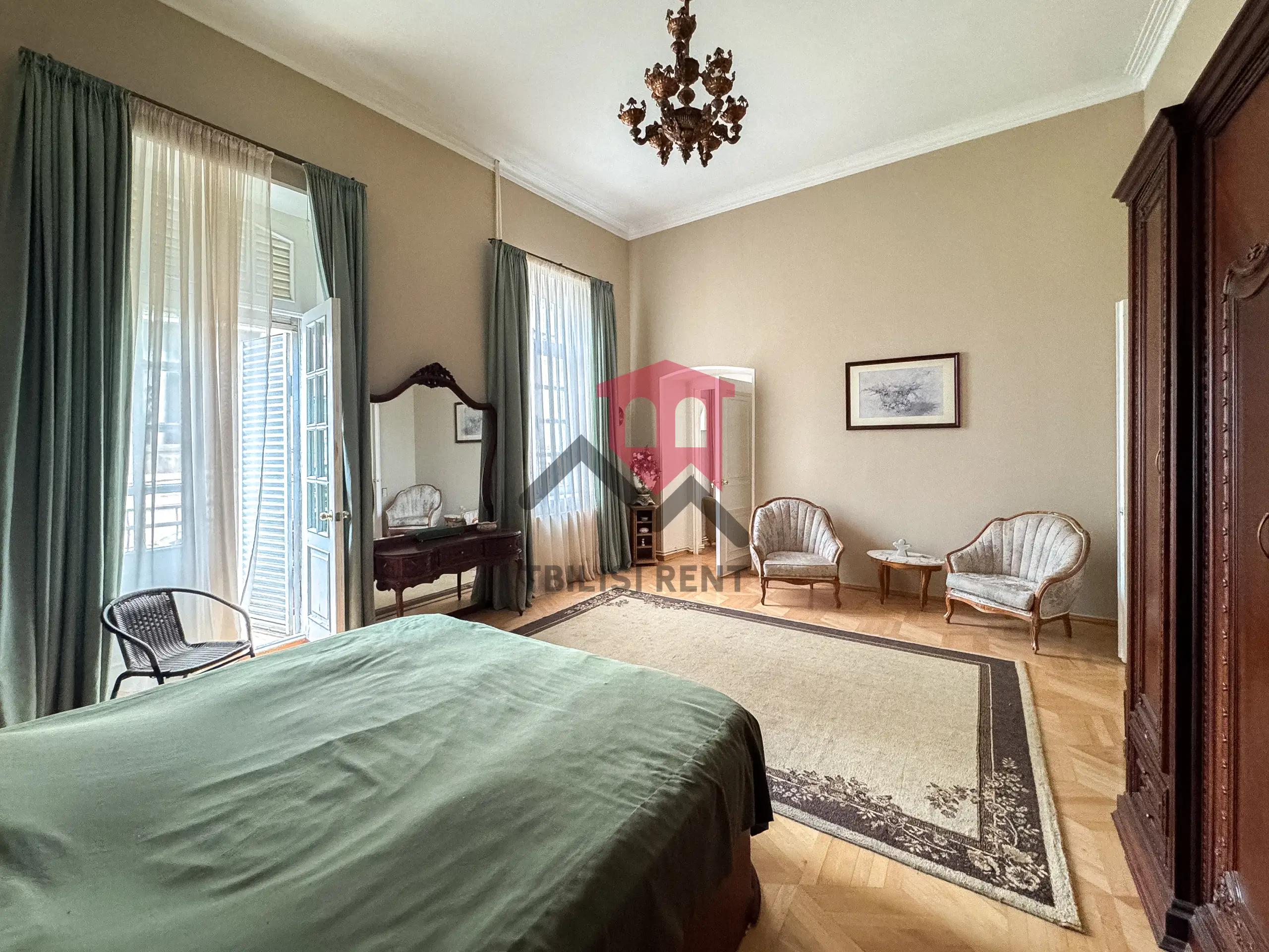 Просторная винтажная квартира с роялем в центре Тбилиси photo 3 of 8