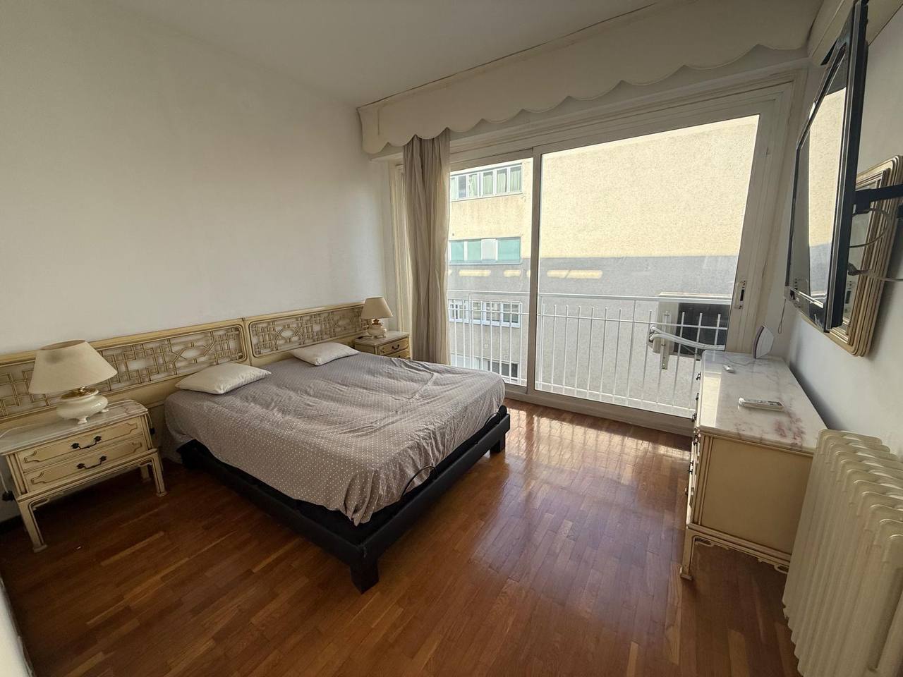 Furnished 4-Bedroom Apartment in Turó Park photo 1 of 7