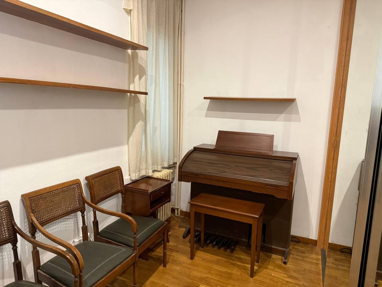 Furnished 4-Bedroom Apartment in Turó Park photo 5 of 7