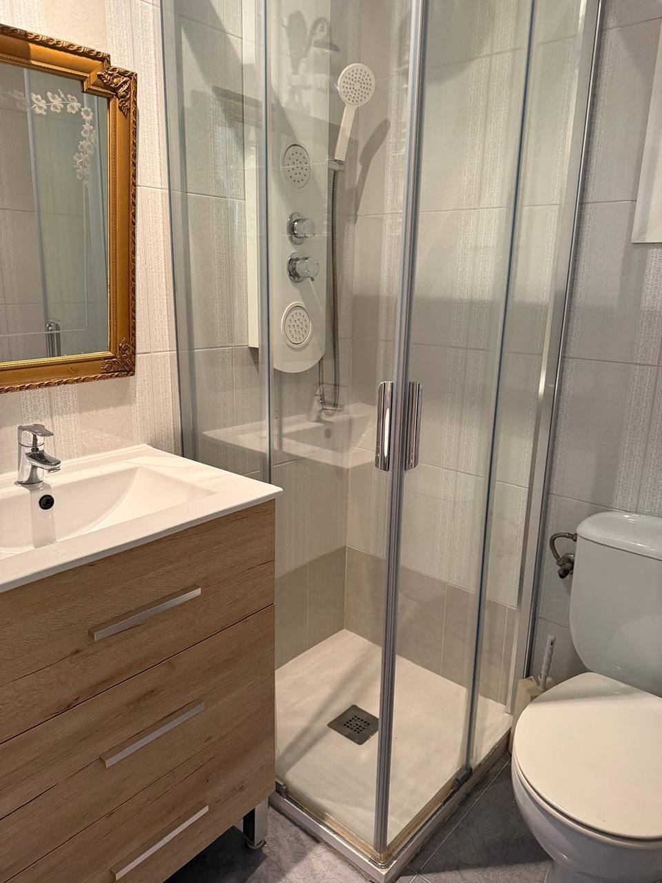 Furnished 4-Bedroom Apartment in Turó Park photo 6 of 7