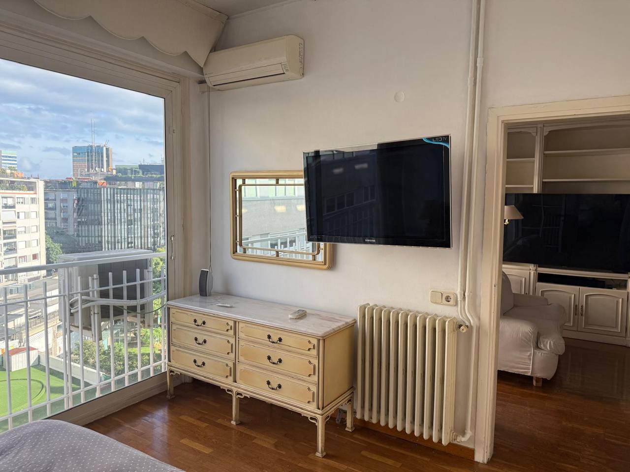 Furnished 4-Bedroom Apartment in Turó Park photo 7 of 7