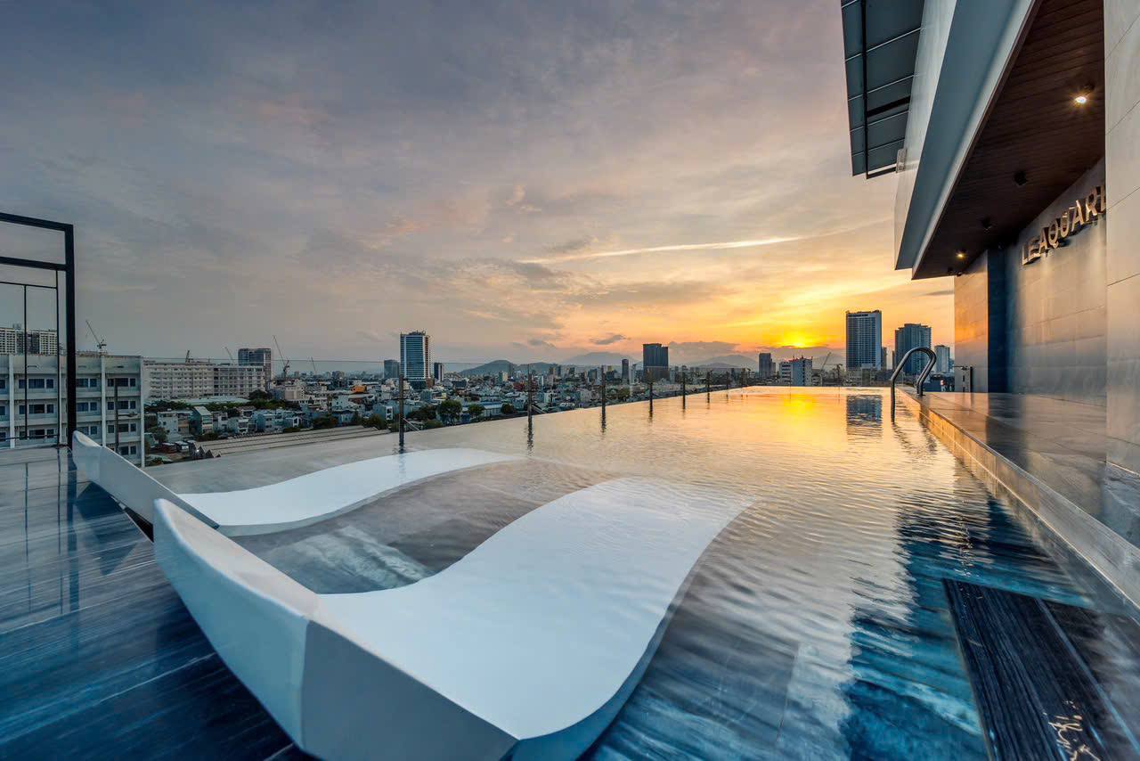 Spacious 1-Bedroom Apartment with Infinity Pool photo 1 of 8
