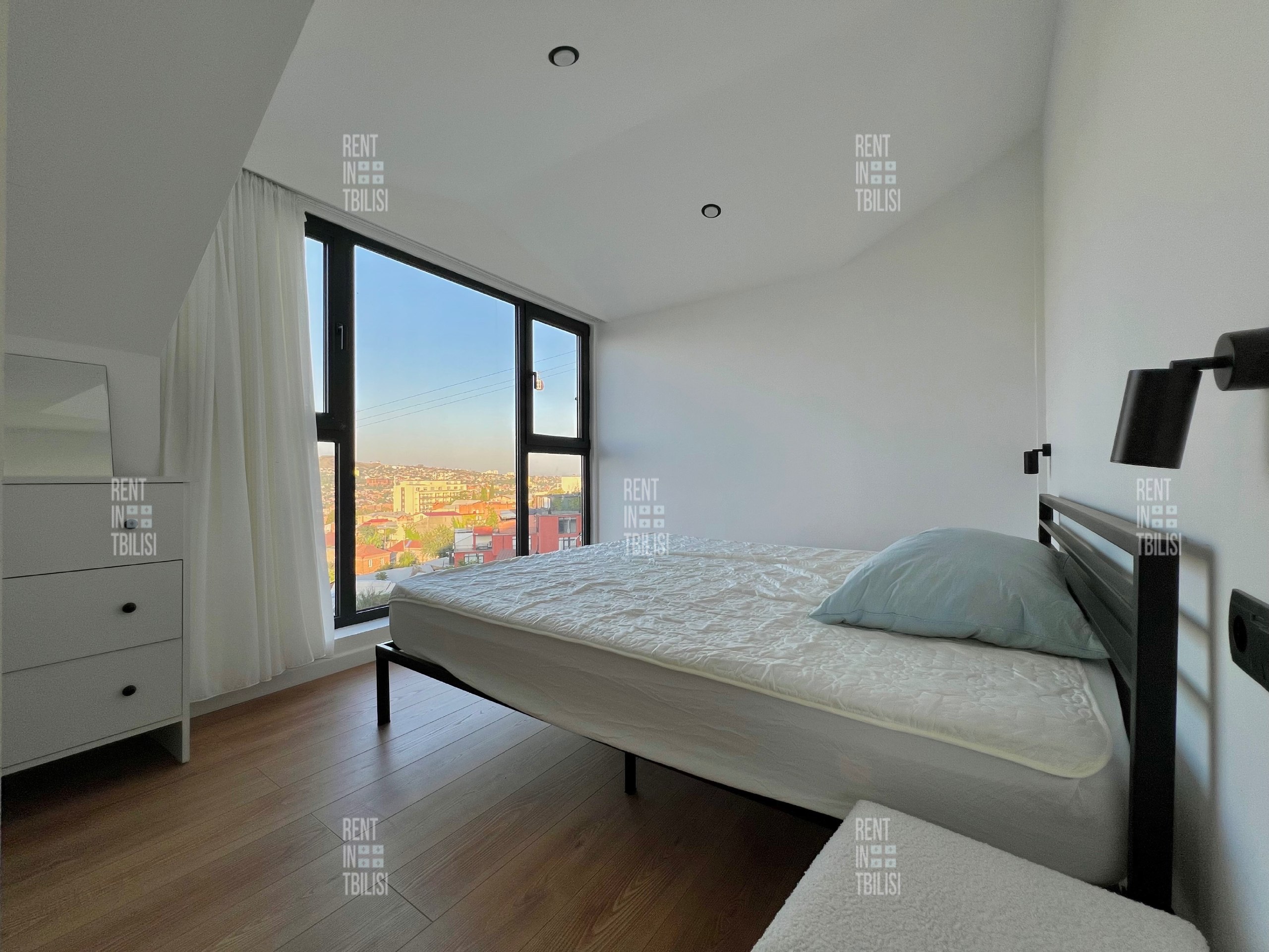 3-Bedroom Apartment in Sololaki photo 2 of 8