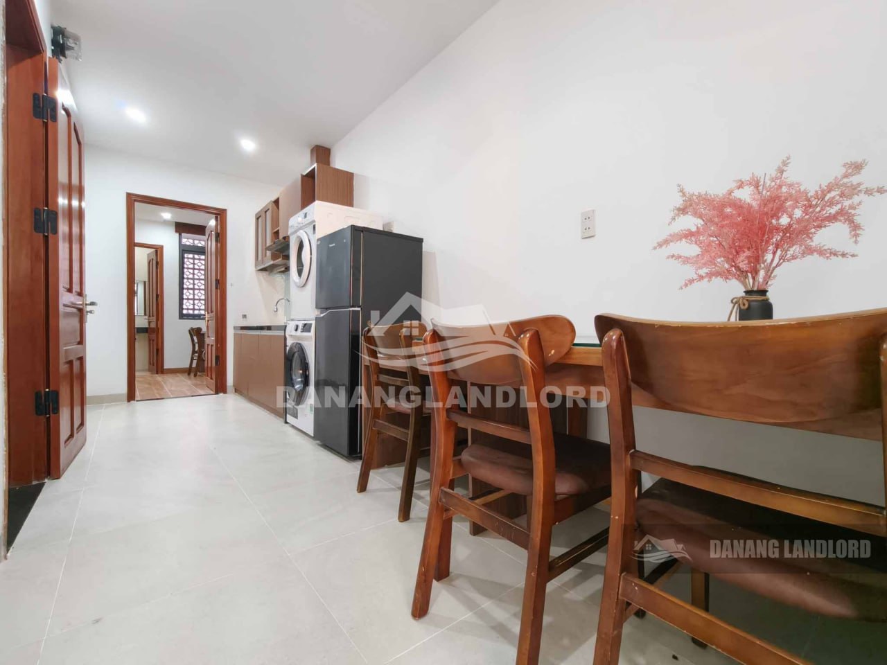 Modern 2-Bedroom Apartment Near the Beach photo 2 of 8