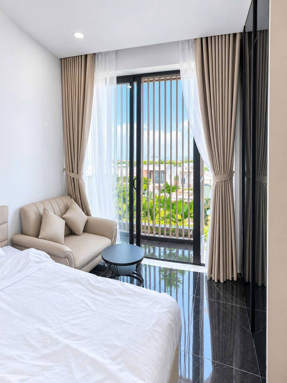 Brand-New 1-Bedroom Apartment in Ngu Hanh Son photo 6 of 8