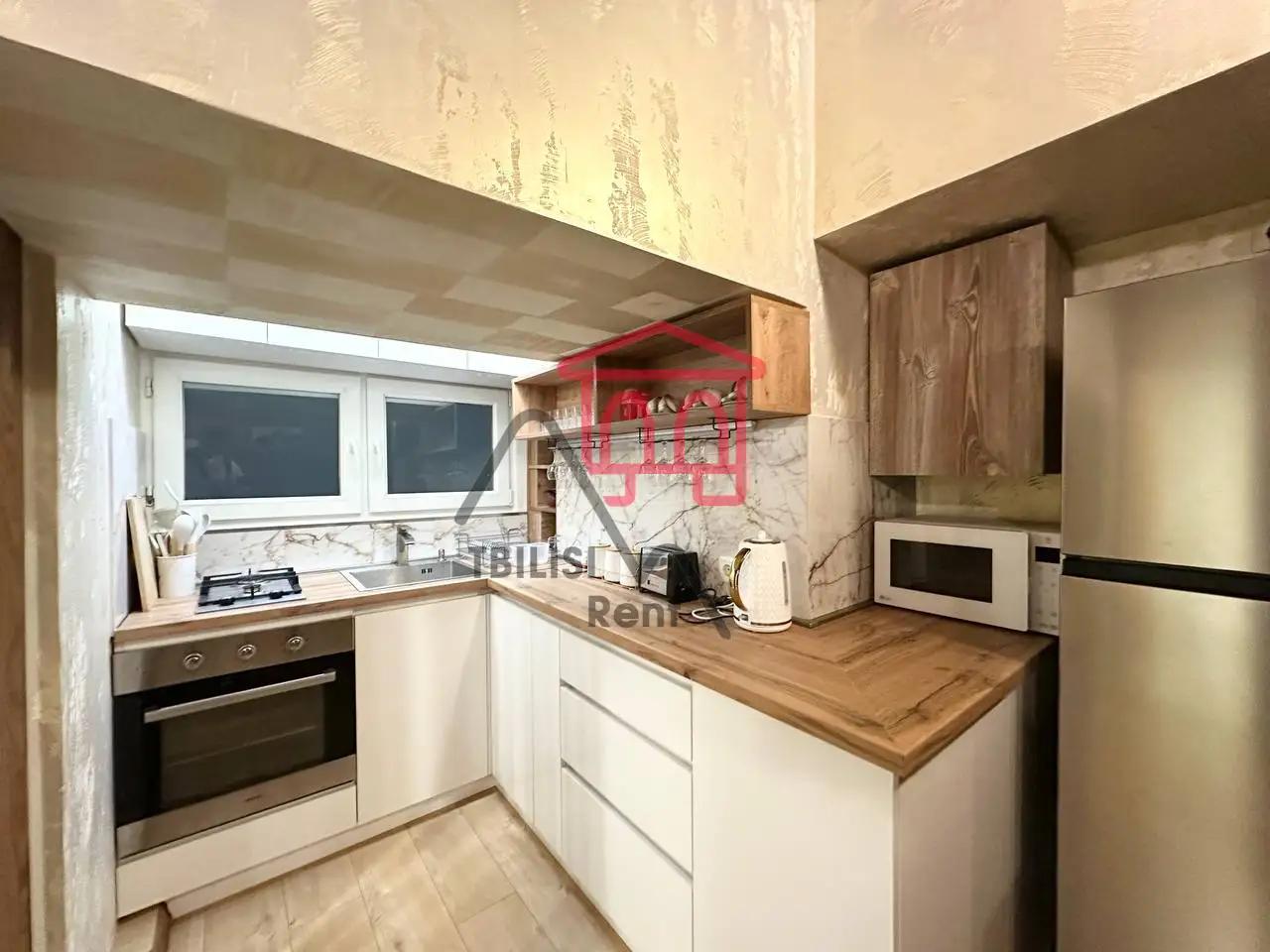 Spacious 3-Bedroom Apartment in Sololaki photo 6 of 8