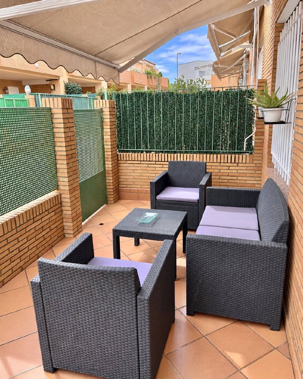 Furnished 4-Bedroom Townhouse in Torrent photo 2 of 8