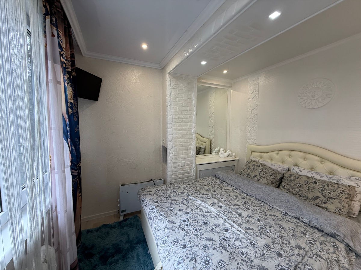 One-Bedroom Apartment with Living Room in Riscani photo 2 of 8