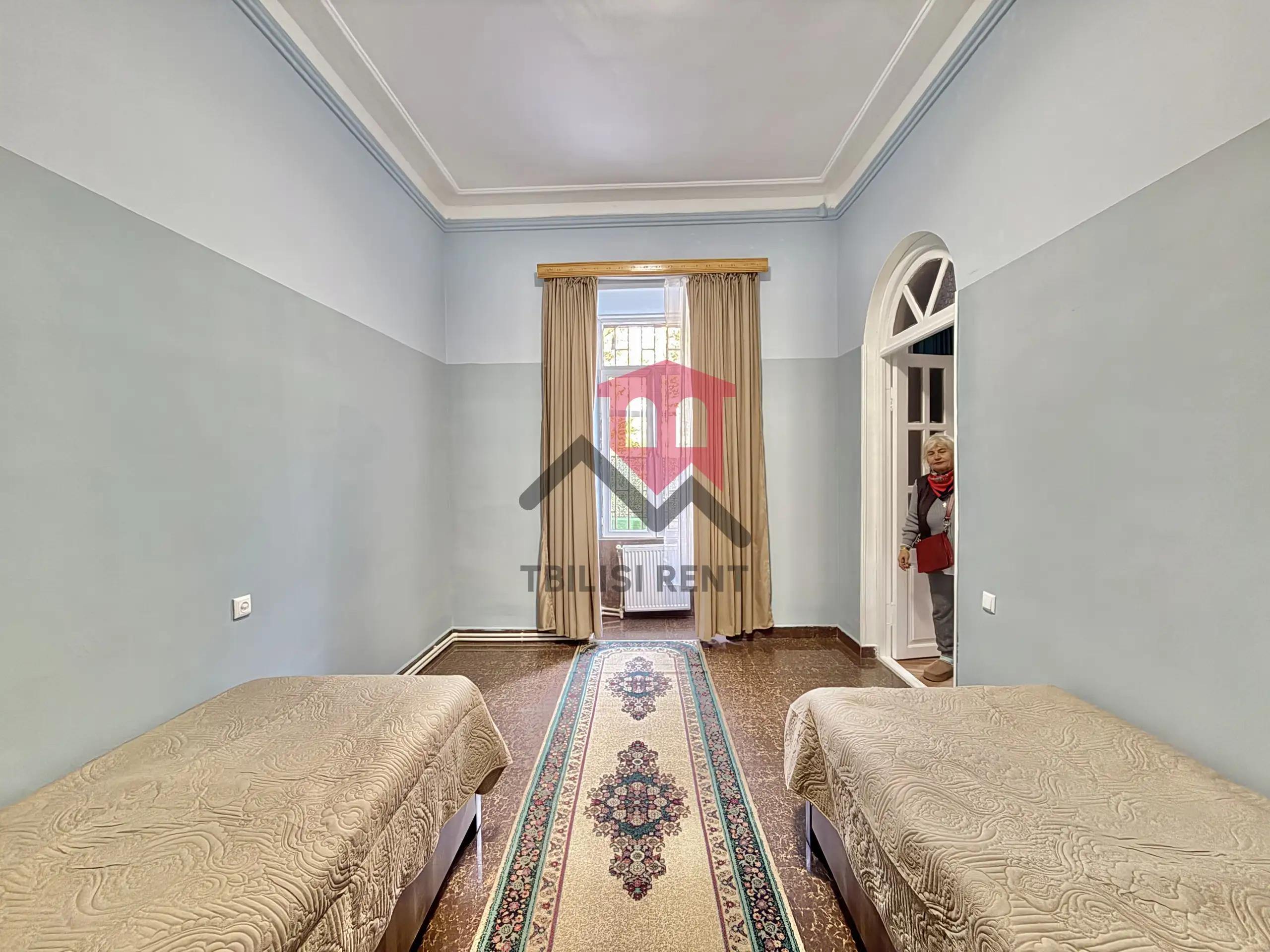 Spacious 2-Bedroom Apartment with Private Yard photo 4 of 8