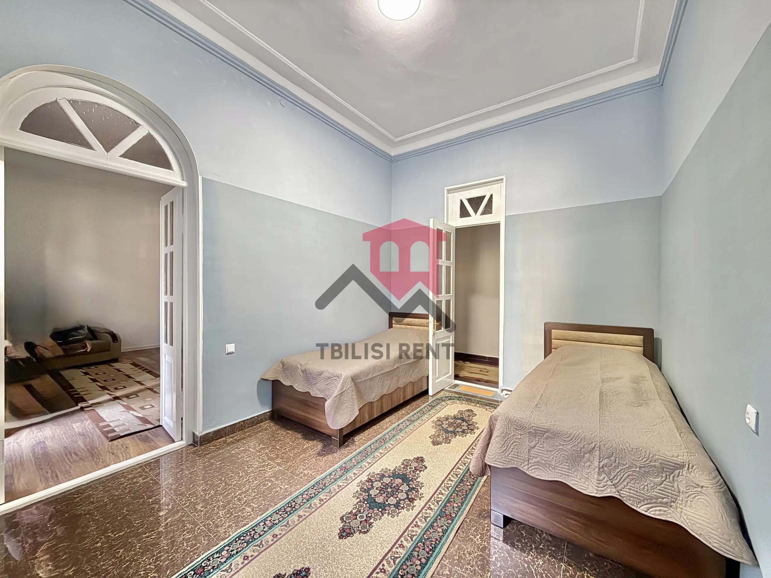Spacious 2-Bedroom Apartment with Private Yard photo 5 of 8