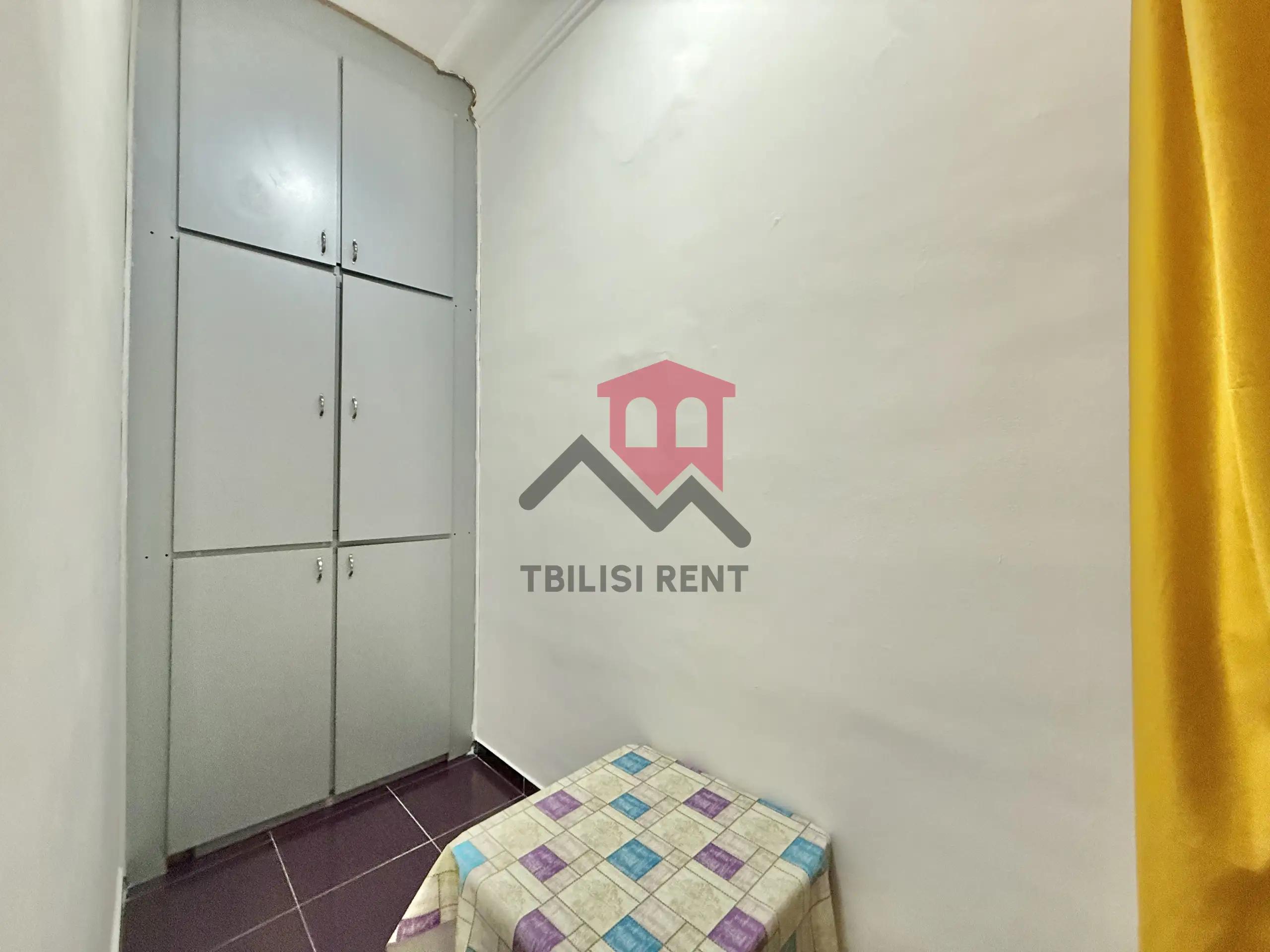 Spacious 2-Bedroom Apartment with Private Yard photo 7 of 8