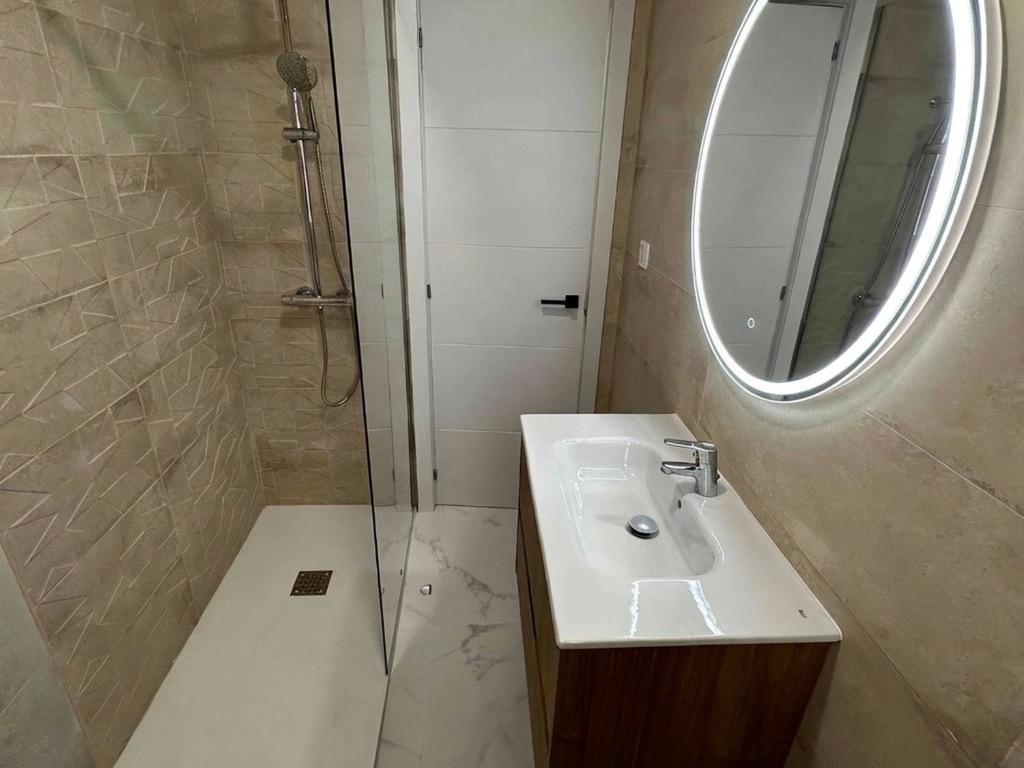 3-Bedroom Apartment for Rent in Russafa photo 7 of 8