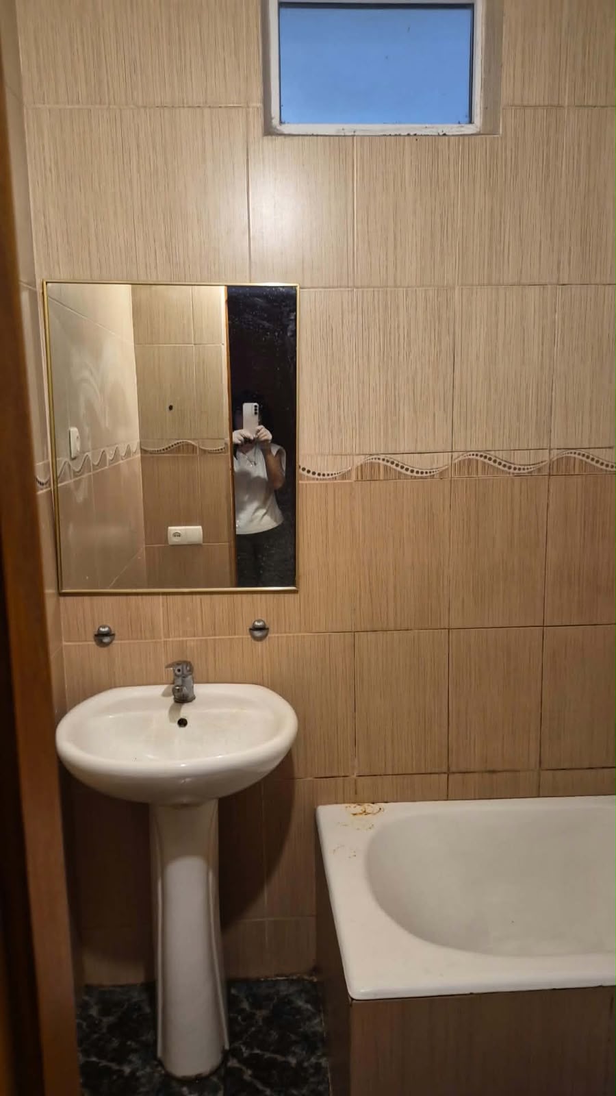 1-Bedroom Apartment Near 6 May Park with Lake View photo 4 of 6